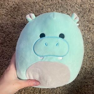 HANK THE HIPPO SQUISHMALLOW